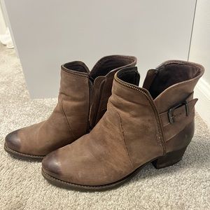 Walking Cradle Boots 9 Wide - distressed